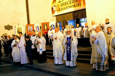 W sierpniu Mszy Świętej przewodniczył bp Jan Wątroba, a różaniec przygotowali księża i wierni z parafii Matki Bożej Królowej Polski w Matysówce i Wniebowzięcia Najświętszej Maryi Panny na Osiedlu Zalesie w Rzeszowie. fot. Andrzej Kotowicz