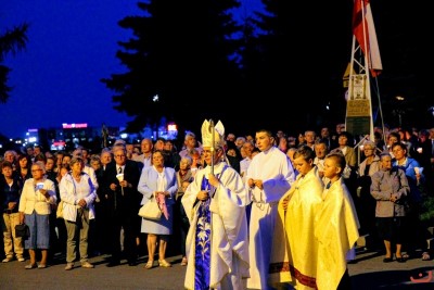 W sierpniu Mszy Świętej przewodniczył bp Jan Wątroba, a różaniec przygotowali księża i wierni z parafii Matki Bożej Królowej Polski w Matysówce i Wniebowzięcia Najświętszej Maryi Panny na Osiedlu Zalesie w Rzeszowie. fot. Andrzej Kotowicz