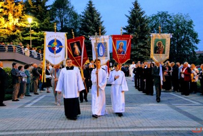 W sierpniu Mszy Świętej przewodniczył bp Jan Wątroba, a różaniec przygotowali księża i wierni z parafii Matki Bożej Królowej Polski w Matysówce i Wniebowzięcia Najświętszej Maryi Panny na Osiedlu Zalesie w Rzeszowie. fot. Andrzej Kotowicz