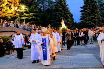 W sierpniu Mszy Świętej przewodniczył bp Jan Wątroba, a różaniec przygotowali księża i wierni z parafii Matki Bożej Królowej Polski w Matysówce i Wniebowzięcia Najświętszej Maryi Panny na Osiedlu Zalesie w Rzeszowie. fot. Andrzej Kotowicz