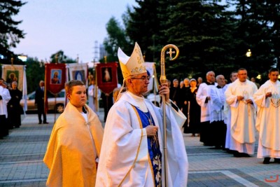 W sierpniu Mszy Świętej przewodniczył bp Jan Wątroba, a różaniec przygotowali księża i wierni z parafii Matki Bożej Królowej Polski w Matysówce i Wniebowzięcia Najświętszej Maryi Panny na Osiedlu Zalesie w Rzeszowie. fot. Andrzej Kotowicz