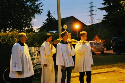 W sierpniu Mszy Świętej przewodniczył bp Jan Wątroba, a różaniec przygotowali księża i wierni z parafii Matki Bożej Królowej Polski w Matysówce i Wniebowzięcia Najświętszej Maryi Panny na Osiedlu Zalesie w Rzeszowie. fot. Andrzej Kotowicz