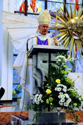 W sierpniu Mszy Świętej przewodniczył bp Jan Wątroba, a różaniec przygotowali księża i wierni z parafii Matki Bożej Królowej Polski w Matysówce i Wniebowzięcia Najświętszej Maryi Panny na Osiedlu Zalesie w Rzeszowie. fot. Andrzej Kotowicz