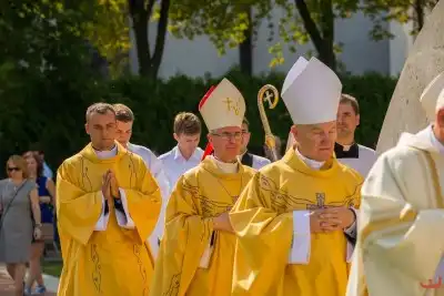 27 sierpnia 2017 r. do Parku Papieskiego przy Katedrze w Rzeszowie przyjechało 83 delegacje z dożynkowymi wieńcami. Mszy Świętej dożynkowej przewodniczył biskup rzeszowski Jan Wątroba. W koncelebrze uczestniczyli infułaci: ks. Stanisław Mac, ks. Wiesław Szurek oraz dziewiętnastu kapłanów. fot. Fotografiarzeszow