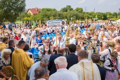 27 sierpnia 2017 r. do Parku Papieskiego przy Katedrze w Rzeszowie przyjechało 83 delegacje z dożynkowymi wieńcami. Mszy Świętej dożynkowej przewodniczył biskup rzeszowski Jan Wątroba. W koncelebrze uczestniczyli infułaci: ks. Stanisław Mac, ks. Wiesław Szurek oraz dziewiętnastu kapłanów. fot. Fotografiarzeszow