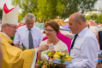 27 sierpnia 2017 r. do Parku Papieskiego przy Katedrze w Rzeszowie przyjechało 83 delegacje z dożynkowymi wieńcami. Mszy Świętej dożynkowej przewodniczył biskup rzeszowski Jan Wątroba. W koncelebrze uczestniczyli infułaci: ks. Stanisław Mac, ks. Wiesław Szurek oraz dziewiętnastu kapłanów. fot. Fotografiarzeszow