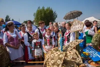 27 sierpnia 2017 r. do Parku Papieskiego przy Katedrze w Rzeszowie przyjechało 83 delegacje z dożynkowymi wieńcami. Mszy Świętej dożynkowej przewodniczył biskup rzeszowski Jan Wątroba. W koncelebrze uczestniczyli infułaci: ks. Stanisław Mac, ks. Wiesław Szurek oraz dziewiętnastu kapłanów. fot. Fotografiarzeszow