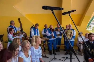 27 sierpnia 2017 r. do Parku Papieskiego przy Katedrze w Rzeszowie przyjechało 83 delegacje z dożynkowymi wieńcami. Mszy Świętej dożynkowej przewodniczył biskup rzeszowski Jan Wątroba. W koncelebrze uczestniczyli infułaci: ks. Stanisław Mac, ks. Wiesław Szurek oraz dziewiętnastu kapłanów. fot. Fotografiarzeszow