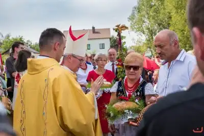 27 sierpnia 2017 r. do Parku Papieskiego przy Katedrze w Rzeszowie przyjechało 83 delegacje z dożynkowymi wieńcami. Mszy Świętej dożynkowej przewodniczył biskup rzeszowski Jan Wątroba. W koncelebrze uczestniczyli infułaci: ks. Stanisław Mac, ks. Wiesław Szurek oraz dziewiętnastu kapłanów. fot. Fotografiarzeszow