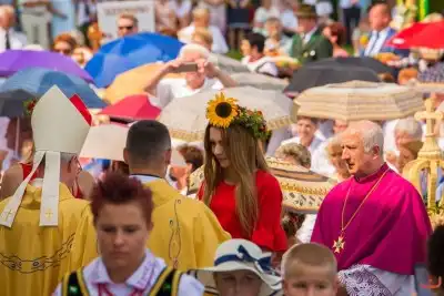 27 sierpnia 2017 r. do Parku Papieskiego przy Katedrze w Rzeszowie przyjechało 83 delegacje z dożynkowymi wieńcami. Mszy Świętej dożynkowej przewodniczył biskup rzeszowski Jan Wątroba. W koncelebrze uczestniczyli infułaci: ks. Stanisław Mac, ks. Wiesław Szurek oraz dziewiętnastu kapłanów. fot. Fotografiarzeszow