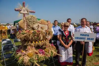 27 sierpnia 2017 r. do Parku Papieskiego przy Katedrze w Rzeszowie przyjechało 83 delegacje z dożynkowymi wieńcami. Mszy Świętej dożynkowej przewodniczył biskup rzeszowski Jan Wątroba. W koncelebrze uczestniczyli infułaci: ks. Stanisław Mac, ks. Wiesław Szurek oraz dziewiętnastu kapłanów. fot. Fotografiarzeszow