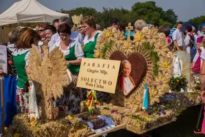 27 sierpnia 2017 r. do Parku Papieskiego przy Katedrze w Rzeszowie przyjechało 83 delegacje z dożynkowymi wieńcami. Mszy Świętej dożynkowej przewodniczył biskup rzeszowski Jan Wątroba. W koncelebrze uczestniczyli infułaci: ks. Stanisław Mac, ks. Wiesław Szurek oraz dziewiętnastu kapłanów. fot. Fotografiarzeszow