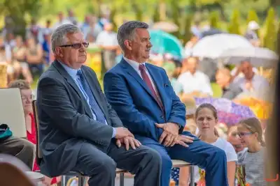 27 sierpnia 2017 r. do Parku Papieskiego przy Katedrze w Rzeszowie przyjechało 83 delegacje z dożynkowymi wieńcami. Mszy Świętej dożynkowej przewodniczył biskup rzeszowski Jan Wątroba. W koncelebrze uczestniczyli infułaci: ks. Stanisław Mac, ks. Wiesław Szurek oraz dziewiętnastu kapłanów. fot. Fotografiarzeszow