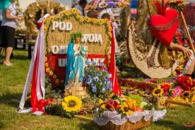 27 sierpnia 2017 r. do Parku Papieskiego przy Katedrze w Rzeszowie przyjechało 83 delegacje z dożynkowymi wieńcami. Mszy Świętej dożynkowej przewodniczył biskup rzeszowski Jan Wątroba. W koncelebrze uczestniczyli infułaci: ks. Stanisław Mac, ks. Wiesław Szurek oraz dziewiętnastu kapłanów. fot. Fotografiarzeszow