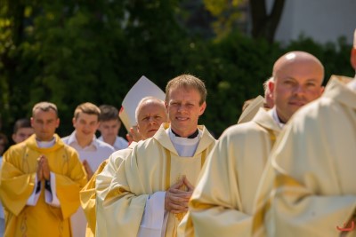 27 sierpnia 2017 r. do Parku Papieskiego przy Katedrze w Rzeszowie przyjechało 83 delegacje z dożynkowymi wieńcami. Mszy Świętej dożynkowej przewodniczył biskup rzeszowski Jan Wątroba. W koncelebrze uczestniczyli infułaci: ks. Stanisław Mac, ks. Wiesław Szurek oraz dziewiętnastu kapłanów. fot. Fotografiarzeszow