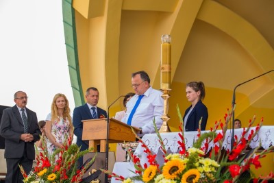 27 sierpnia 2017 r. do Parku Papieskiego przy Katedrze w Rzeszowie przyjechało 83 delegacje z dożynkowymi wieńcami. Mszy Świętej dożynkowej przewodniczył biskup rzeszowski Jan Wątroba. W koncelebrze uczestniczyli infułaci: ks. Stanisław Mac, ks. Wiesław Szurek oraz dziewiętnastu kapłanów. fot. Fotografiarzeszow