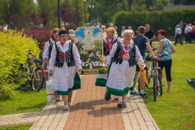 27 sierpnia 2017 r. do Parku Papieskiego przy Katedrze w Rzeszowie przyjechało 83 delegacje z dożynkowymi wieńcami. Mszy Świętej dożynkowej przewodniczył biskup rzeszowski Jan Wątroba. W koncelebrze uczestniczyli infułaci: ks. Stanisław Mac, ks. Wiesław Szurek oraz dziewiętnastu kapłanów. fot. Fotografiarzeszow