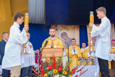 27 sierpnia 2017 r. do Parku Papieskiego przy Katedrze w Rzeszowie przyjechało 83 delegacje z dożynkowymi wieńcami. Mszy Świętej dożynkowej przewodniczył biskup rzeszowski Jan Wątroba. W koncelebrze uczestniczyli infułaci: ks. Stanisław Mac, ks. Wiesław Szurek oraz dziewiętnastu kapłanów. fot. Fotografiarzeszow