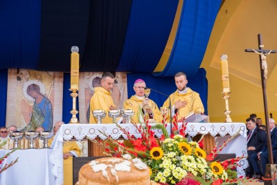 27 sierpnia 2017 r. do Parku Papieskiego przy Katedrze w Rzeszowie przyjechało 83 delegacje z dożynkowymi wieńcami. Mszy Świętej dożynkowej przewodniczył biskup rzeszowski Jan Wątroba. W koncelebrze uczestniczyli infułaci: ks. Stanisław Mac, ks. Wiesław Szurek oraz dziewiętnastu kapłanów. fot. Fotografiarzeszow