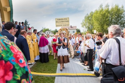 27 sierpnia 2017 r. do Parku Papieskiego przy Katedrze w Rzeszowie przyjechało 83 delegacje z dożynkowymi wieńcami. Mszy Świętej dożynkowej przewodniczył biskup rzeszowski Jan Wątroba. W koncelebrze uczestniczyli infułaci: ks. Stanisław Mac, ks. Wiesław Szurek oraz dziewiętnastu kapłanów. fot. Fotografiarzeszow