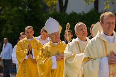 27 sierpnia 2017 r. do Parku Papieskiego przy Katedrze w Rzeszowie przyjechało 83 delegacje z dożynkowymi wieńcami. Mszy Świętej dożynkowej przewodniczył biskup rzeszowski Jan Wątroba. W koncelebrze uczestniczyli infułaci: ks. Stanisław Mac, ks. Wiesław Szurek oraz dziewiętnastu kapłanów. fot. Fotografiarzeszow