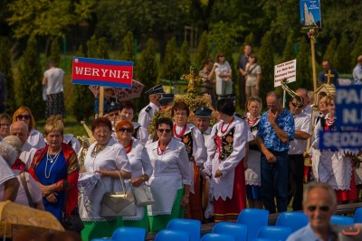 27 sierpnia 2017 r. do Parku Papieskiego przy Katedrze w Rzeszowie przyjechało 83 delegacje z dożynkowymi wieńcami. Mszy Świętej dożynkowej przewodniczył biskup rzeszowski Jan Wątroba. W koncelebrze uczestniczyli infułaci: ks. Stanisław Mac, ks. Wiesław Szurek oraz dziewiętnastu kapłanów. fot. Fotografiarzeszow