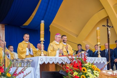 27 sierpnia 2017 r. do Parku Papieskiego przy Katedrze w Rzeszowie przyjechało 83 delegacje z dożynkowymi wieńcami. Mszy Świętej dożynkowej przewodniczył biskup rzeszowski Jan Wątroba. W koncelebrze uczestniczyli infułaci: ks. Stanisław Mac, ks. Wiesław Szurek oraz dziewiętnastu kapłanów. fot. Fotografiarzeszow