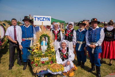 27 sierpnia 2017 r. do Parku Papieskiego przy Katedrze w Rzeszowie przyjechało 83 delegacje z dożynkowymi wieńcami. Mszy Świętej dożynkowej przewodniczył biskup rzeszowski Jan Wątroba. W koncelebrze uczestniczyli infułaci: ks. Stanisław Mac, ks. Wiesław Szurek oraz dziewiętnastu kapłanów. fot. Fotografiarzeszow