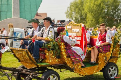 27 sierpnia 2017 r. do Parku Papieskiego przy Katedrze w Rzeszowie przyjechało 83 delegacje z dożynkowymi wieńcami. Mszy Świętej dożynkowej przewodniczył biskup rzeszowski Jan Wątroba. W koncelebrze uczestniczyli infułaci: ks. Stanisław Mac, ks. Wiesław Szurek oraz dziewiętnastu kapłanów. fot. Fotografiarzeszow