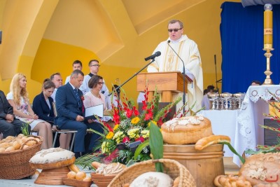 27 sierpnia 2017 r. do Parku Papieskiego przy Katedrze w Rzeszowie przyjechało 83 delegacje z dożynkowymi wieńcami. Mszy Świętej dożynkowej przewodniczył biskup rzeszowski Jan Wątroba. W koncelebrze uczestniczyli infułaci: ks. Stanisław Mac, ks. Wiesław Szurek oraz dziewiętnastu kapłanów. fot. Fotografiarzeszow