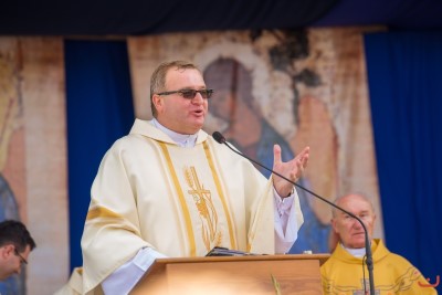 27 sierpnia 2017 r. do Parku Papieskiego przy Katedrze w Rzeszowie przyjechało 83 delegacje z dożynkowymi wieńcami. Mszy Świętej dożynkowej przewodniczył biskup rzeszowski Jan Wątroba. W koncelebrze uczestniczyli infułaci: ks. Stanisław Mac, ks. Wiesław Szurek oraz dziewiętnastu kapłanów. fot. Fotografiarzeszow