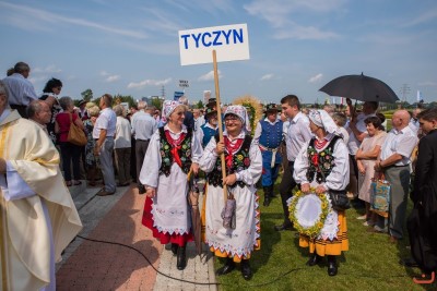 27 sierpnia 2017 r. do Parku Papieskiego przy Katedrze w Rzeszowie przyjechało 83 delegacje z dożynkowymi wieńcami. Mszy Świętej dożynkowej przewodniczył biskup rzeszowski Jan Wątroba. W koncelebrze uczestniczyli infułaci: ks. Stanisław Mac, ks. Wiesław Szurek oraz dziewiętnastu kapłanów. fot. Fotografiarzeszow