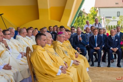 27 sierpnia 2017 r. do Parku Papieskiego przy Katedrze w Rzeszowie przyjechało 83 delegacje z dożynkowymi wieńcami. Mszy Świętej dożynkowej przewodniczył biskup rzeszowski Jan Wątroba. W koncelebrze uczestniczyli infułaci: ks. Stanisław Mac, ks. Wiesław Szurek oraz dziewiętnastu kapłanów. fot. Fotografiarzeszow