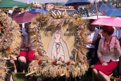 27 sierpnia 2017 r. do Parku Papieskiego przy Katedrze w Rzeszowie przyjechało 83 delegacje z dożynkowymi wieńcami. Mszy Świętej dożynkowej przewodniczył biskup rzeszowski Jan Wątroba. W koncelebrze uczestniczyli infułaci: ks. Stanisław Mac, ks. Wiesław Szurek oraz dziewiętnastu kapłanów. fot. Fotografiarzeszow