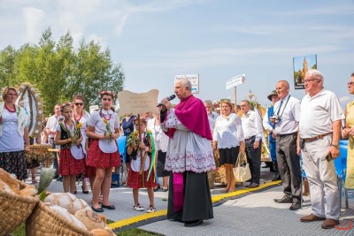 27 sierpnia 2017 r. do Parku Papieskiego przy Katedrze w Rzeszowie przyjechało 83 delegacje z dożynkowymi wieńcami. Mszy Świętej dożynkowej przewodniczył biskup rzeszowski Jan Wątroba. W koncelebrze uczestniczyli infułaci: ks. Stanisław Mac, ks. Wiesław Szurek oraz dziewiętnastu kapłanów. fot. Fotografiarzeszow