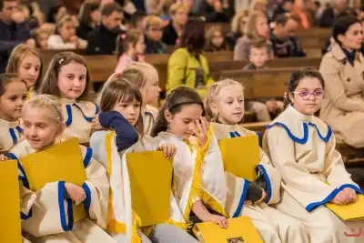 W pierwszą niedzielę października podczas Mszy Świętej o godz. 12.00 dzieci z klas III przygotowujące się do I Komunii Świętej otrzymały różańce. Mszy Świętej przewodniczył proboszcz Katedry ks. Krzysztof Gołąbek, homilię do dzieci wygłosił ks. Julian Wybraniec. fot. Fotografiarzeszow