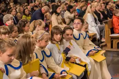 W pierwszą niedzielę października podczas Mszy Świętej o godz. 12.00 dzieci z klas III przygotowujące się do I Komunii Świętej otrzymały różańce. Mszy Świętej przewodniczył proboszcz Katedry ks. Krzysztof Gołąbek, homilię do dzieci wygłosił ks. Julian Wybraniec. fot. Fotografiarzeszow