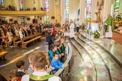 W pierwszą niedzielę października podczas Mszy Świętej o godz. 12.00 dzieci z klas III przygotowujące się do I Komunii Świętej otrzymały różańce. Mszy Świętej przewodniczył proboszcz Katedry ks. Krzysztof Gołąbek, homilię do dzieci wygłosił ks. Julian Wybraniec. fot. Fotografiarzeszow