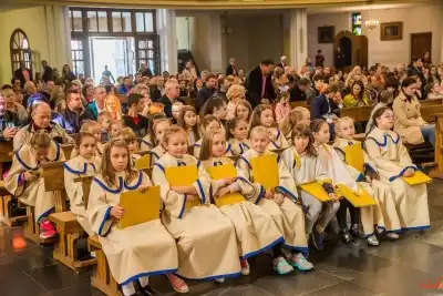 W pierwszą niedzielę października podczas Mszy Świętej o godz. 12.00 dzieci z klas III przygotowujące się do I Komunii Świętej otrzymały różańce. Mszy Świętej przewodniczył proboszcz Katedry ks. Krzysztof Gołąbek, homilię do dzieci wygłosił ks. Julian Wybraniec. fot. Fotografiarzeszow