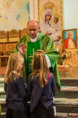 W pierwszą niedzielę października podczas Mszy Świętej o godz. 12.00 dzieci z klas III przygotowujące się do I Komunii Świętej otrzymały różańce. Mszy Świętej przewodniczył proboszcz Katedry ks. Krzysztof Gołąbek, homilię do dzieci wygłosił ks. Julian Wybraniec. fot. Fotografiarzeszow