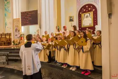 W pierwszą niedzielę października podczas Mszy Świętej o godz. 12.00 dzieci z klas III przygotowujące się do I Komunii Świętej otrzymały różańce. Mszy Świętej przewodniczył proboszcz Katedry ks. Krzysztof Gołąbek, homilię do dzieci wygłosił ks. Julian Wybraniec. fot. Fotografiarzeszow