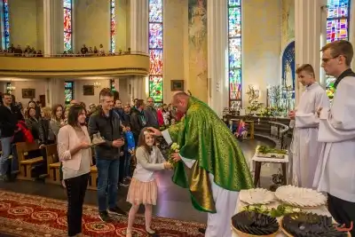 W pierwszą niedzielę października podczas Mszy Świętej o godz. 12.00 dzieci z klas III przygotowujące się do I Komunii Świętej otrzymały różańce. Mszy Świętej przewodniczył proboszcz Katedry ks. Krzysztof Gołąbek, homilię do dzieci wygłosił ks. Julian Wybraniec. fot. Fotografiarzeszow