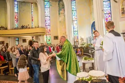 W pierwszą niedzielę października podczas Mszy Świętej o godz. 12.00 dzieci z klas III przygotowujące się do I Komunii Świętej otrzymały różańce. Mszy Świętej przewodniczył proboszcz Katedry ks. Krzysztof Gołąbek, homilię do dzieci wygłosił ks. Julian Wybraniec. fot. Fotografiarzeszow