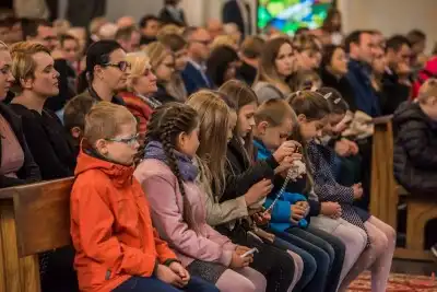 W pierwszą niedzielę października podczas Mszy Świętej o godz. 12.00 dzieci z klas III przygotowujące się do I Komunii Świętej otrzymały różańce. Mszy Świętej przewodniczył proboszcz Katedry ks. Krzysztof Gołąbek, homilię do dzieci wygłosił ks. Julian Wybraniec. fot. Fotografiarzeszow