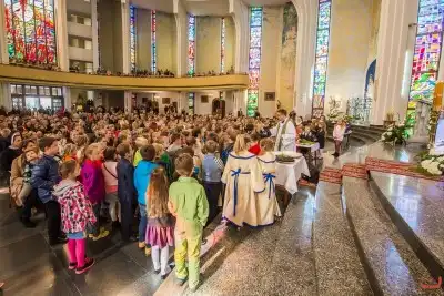 W pierwszą niedzielę października podczas Mszy Świętej o godz. 12.00 dzieci z klas III przygotowujące się do I Komunii Świętej otrzymały różańce. Mszy Świętej przewodniczył proboszcz Katedry ks. Krzysztof Gołąbek, homilię do dzieci wygłosił ks. Julian Wybraniec. fot. Fotografiarzeszow