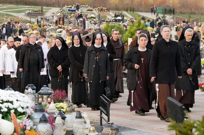 1 listopada 2018 r., w Uroczystość Wszystkich Świętych, na rzeszowskich cmentarzach odbyły się Msze św. i procesje w intencji zmarłych. Nabożeństwu na największej rzeszowskiej nekropolii, Cmentarzu Komunalnym Wilkowyja, przewodniczył bp Jan Wątroba, a liturgię w kaplicy cmentarnej oraz procesję za zmarłych przygotowali duszpasterze i wierni z naszej parafii katedralnej. Homilię wygłosił ks. proboszcz ks. Krzysztof Gołąbek. Kaznodzieja zwrócił uwagę, że jako wyznawcy Zmartwychwstałego Chrystusa patrzymy dalej niż ziemia. „Nasz wzrok zatrzymuje się dzisiaj na grobach, na ziemi, ale przez wiarę widzimy więcej, widzimy niebo” – podkreślił.  Po Mszy św. odbyła się procesja z modlitwami w intencji zmarłych. Przy pierwszej stacji, gdzie modlitwą obejmuje się zmarłych papieży, biskupów, kapłanów oraz osoby konsekrowane, uczestnicy procesji zatrzymali się przy grobie ks. Józefa Sondeja. Niedaleko, na tym samy skwerze, pochowani są m.in.: ks. Jan Delekta, ks. Walenty Bal, ks. Józef Kapusta, ks. płk Józef Pałęga oraz zmarli zakonnicy: pijarzy, dominikanie i salezjanie.  fot. ks. Tomasz Nowak