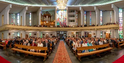 „Na swoje życie i swoje kapłaństwo trzeba popatrzeć w świetle Bożej miłości. Inaczej go nie pojmiemy ani my, ani ci, którzy będą na nas patrzeć” – mówił bp Jan Wątroba podczas Mszy św. z udzieleniem święceń prezbiteratu. 4 czerwca 2022 r. w kościele katedralnym jedenastu diakonów diecezji rzeszowskiej przyjęło sakrament kapłaństwa.
Do grona neoprezbiterów diecezji rzeszowskiej należą: ks. Sebastian Bełz z parafii w Nienadówce, ks. Krzysztof Lampart z parafii w Rudnej Wielkiej, ks. Mateusz Łachmanek z parafii w Lipinkach, ks. Karol Migut z parafii w Jasionce, ks. Marcin Murawski z parafii katedralnej w Rzeszowie, ks. Adrian Pazdan z parafii w Zagorzycach, ks. Tomasz Sienicki z parafii w Bieździedzy, ks. Dominik Świeboda z parafii w Palikówce, ks. Piotr Wąsacz z parafii bł. Władysława Findysza w Rzeszowie, ks. Mateusz Wojtuń z parafii w Święcanach oraz ks. Wiktor Zoła z parafii w Cieklinie.
Mszy św. przewodniczył i święceń udzielił bp Jan Wątroba. Eucharystię koncelebrowało około osiemdziesięciu księży, m.in: przełożeni Wyższego Seminarium Duchownego w Rzeszowie oraz proboszczowie i wikariusze z parafii rodzinnych neoprezbiterów. W Mszy św. uczestniczył abp Edward Nowak, bp Kazimierz Górny i bp Edward Białogłowski.
Zebranych w kościele katedralnym powitał ks. Krzysztof Gołąbek, proboszcz parafii.
W homilii bp Jan Wątroba nawiązał do słów z Ewangelii według św. Jana w których Chrystus tłumaczy co to znaczy być dobrym pasterzem. „Być kapłanem w Kościele Chrystusowym to znaczy mieć udział w Jego pasterskiej misji i stale upodabniać się do Dobrego Pasterza, który zna owce, karmi je, broni i jest gotów oddać życie dla ich dobra” – mówił hierarcha.
Po homilii odbył się obrzędy święceń: przyrzeczenie czci i posłuszeństwa Biskupowi Ordynariuszowi, Litania do Wszystkich Świętych podczas której kandydaci leżeli krzyżem, nałożenie rąk, modlitwa święceń oraz namaszczenie rąk krzyżmem i wręczenie chleba i wina. Podczas Liturgii Eucharystycznej nowo wyświęceni po raz pierwszy wyciągnęli dłonie nad chlebem i winem wypowiadając słowa konsekracji.
Na zakończenie Mszy św. ks. Tomasz Sienicki, podziękował w imieniu nowo wyświęconych wszystkim, którzy przyczynili się do przygotowania ich do kapłaństwa. Słowa wdzięczności, m.in. przełożonym Wyższego Seminarium Duchownego w Rzeszowie i rodzicom neoprezbiterów, wypowiedział bp Jan Wątroba. 
W drodze do zakrystii neoprezbiterzy zatrzymali się przy figurze Matki Bożej Fatimskiej zawierzając swoje kapłaństwo Matce Bożej.
W niedzielę, 5 czerwca, w Uroczystość Zesłania Ducha Świętego, neoprezbiterzy będą sprawować w swoich rodzinnych parafiach uroczyste Msze św. prymicyjne, a w najbliższych tygodniach otrzymają skierowania do parafii.

Fot. ks. Jakub Nagi oraz biala-wrona.pl
