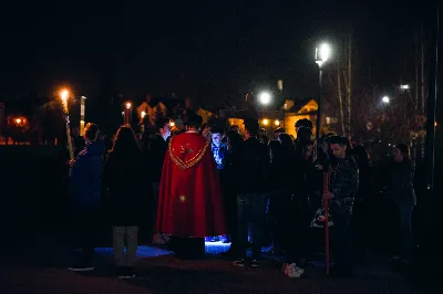 W piątek 5.04.2019 r. o godz. 20.00 odbyła się Droga Krzyżowa w Parku Papieskim. Nabożeństwu przewodniczył ks. Marcin Pater. fot. Dariusz Kamiński