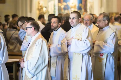 W Wielki Czwartek o godz. 10.00 w naszej Katedrze bp Jan Wątroba przewodniczył Mszy Krzyżma. Jest ona wyrazem jedności i wspólnoty duchowieństwa diecezji. Podczas tej Mszy Świętej biskup poświęcił olej chorych, katechumenów oraz olej krzyżma. Księża koncelebrujący z biskupem Eucharystię odnowili przyrzeczenia kapłańskie.
W koncelebrze wzięli udział bp Kazimierz Górny, bp Edward Białogłowski oraz 179 kapłanów z całej diecezji. W Eucharystii wzięli również udział licznie zebrani ministranci, lektorzy, animatorzy, ceremoniarze, członkowie scholi parafialnych i dziewczęcej służby maryjnej.
fot. Małgorzata Ryndak