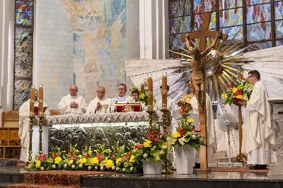 W poniedziałek 13 czerwca miało miejsce kolejne w tym roku uroczyste Nabożeństwo Fatimskie. O godz. 18.40 zostały przedstawione prośby i podziękowania do Matki Bożej Fatimskiej, w intencji których sprawowana była także Msza Święta o godz. 19.00. Eucharystii przewodniczył i homilię wygłosił ks. Tadeusz Pindara. Po Mszy Świętej ks. Tomasz Bać wraz z parafianami parafii Bożego Miłosierdzia przewodniczyli modlitwie różańcowej przy figurze Matki Bożej Fatimskiej. Nabożeństwo zakończył Apel Jasnogórski. Dziękujemy parafii pw. Matki Bożej Częstochowskiej w Rzeszowie (Drabinianka) za przygotowanie liturgii oraz parafii pw. Miłosierdzia Bożego (Biała) za prowadzenie modlitwy różańcowej. fot. Joanna Prasoł